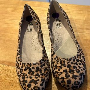 Cliffs by white mountain slip on